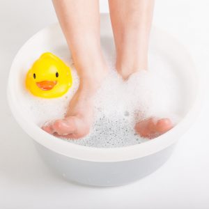 Keeping your feet warm in a bath